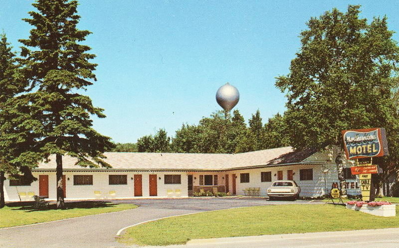 Cedars Motel (Northernaire Motel) - Vintage Postcard (newer photo)
